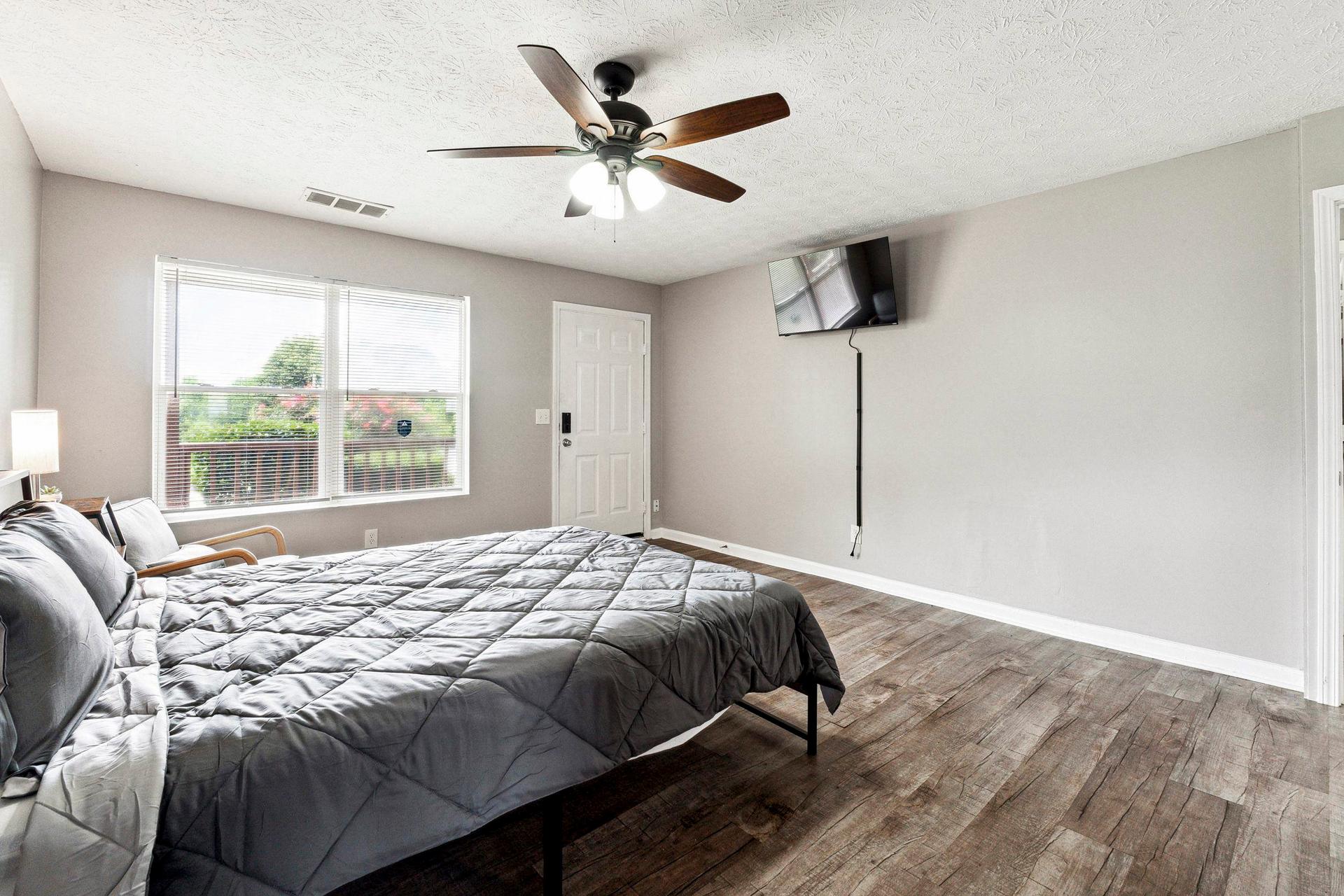 bedroom, detected:ceiling fan, bed