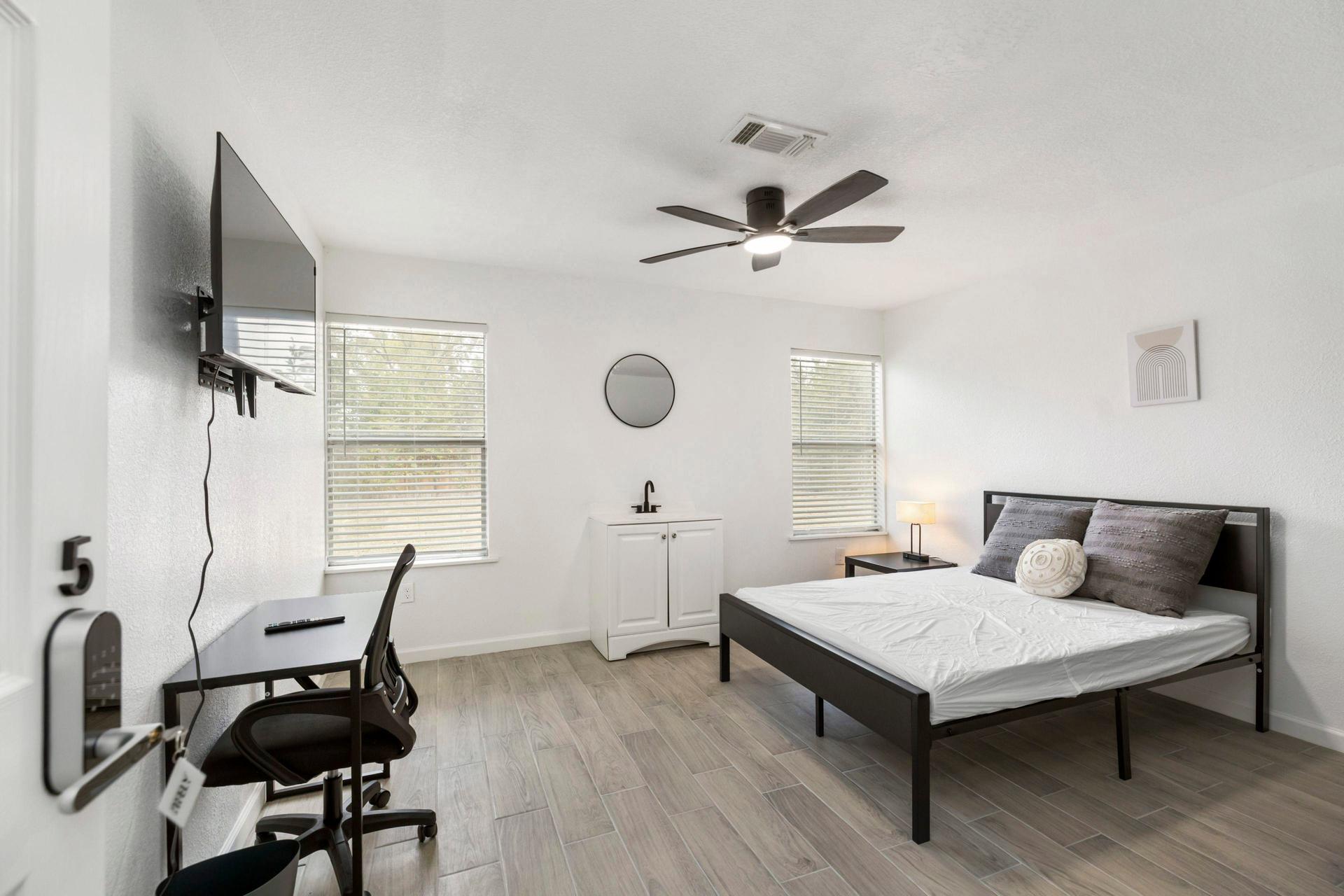 bedroom, detected:ceiling fan, bed, window blind