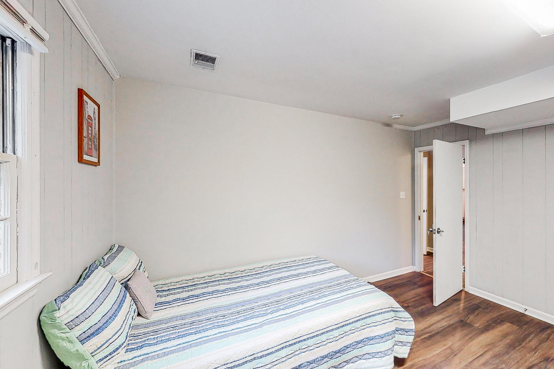 bedroom, detected: bed, window blind