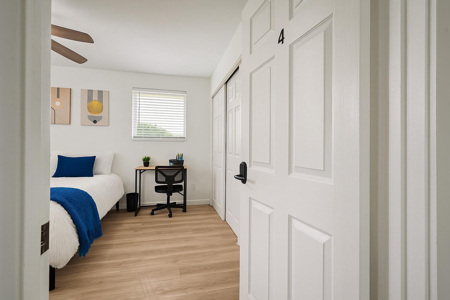 Large queen room with workspace, ceiling fan & great natural light — comfy living in Jacksonville