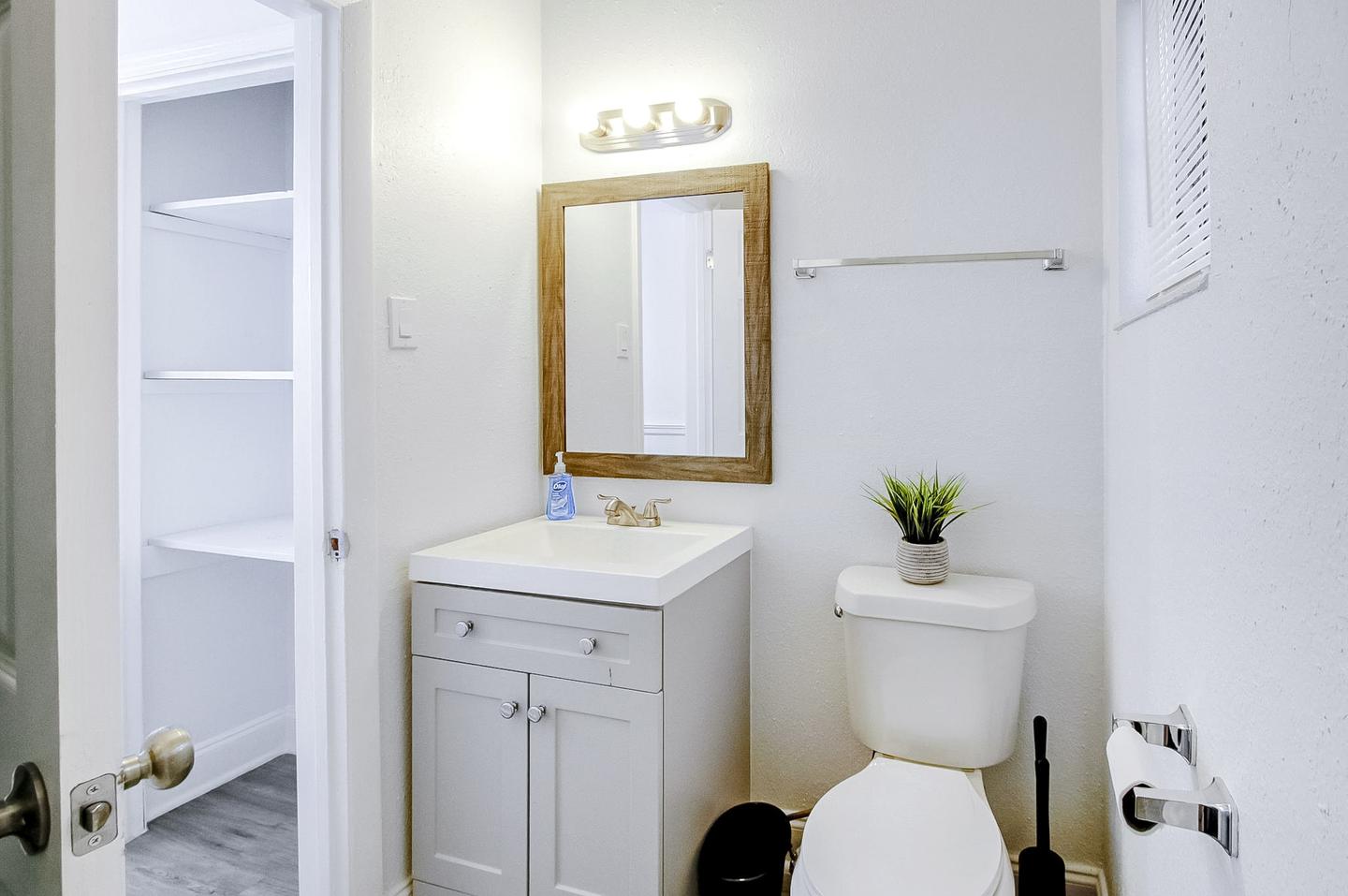 Bathroom(s)