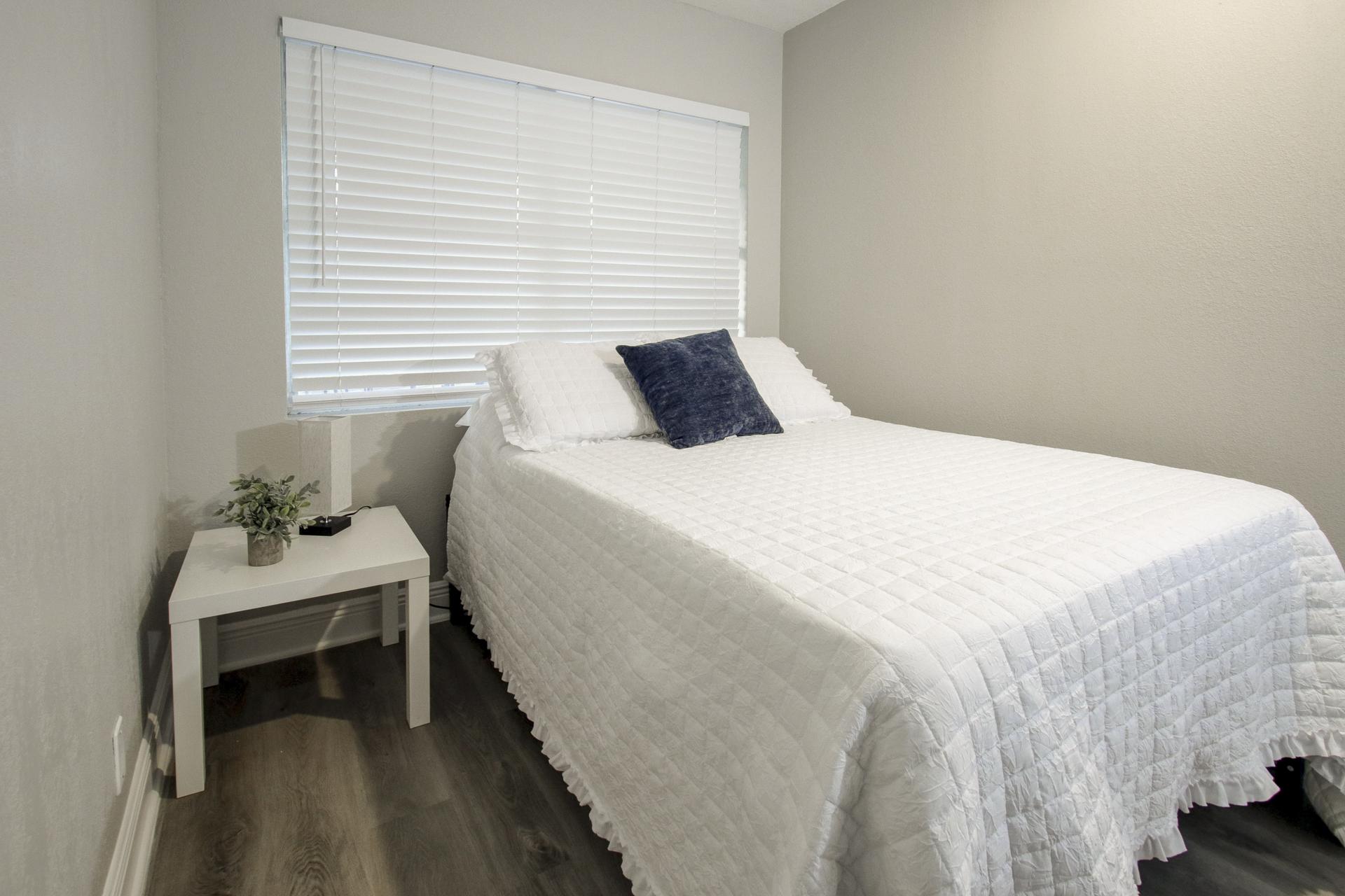 bedroom, detected:window blind, bed