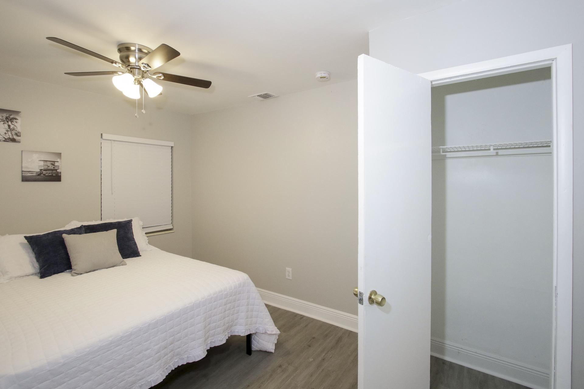 bedroom, detected:ceiling fan, bed