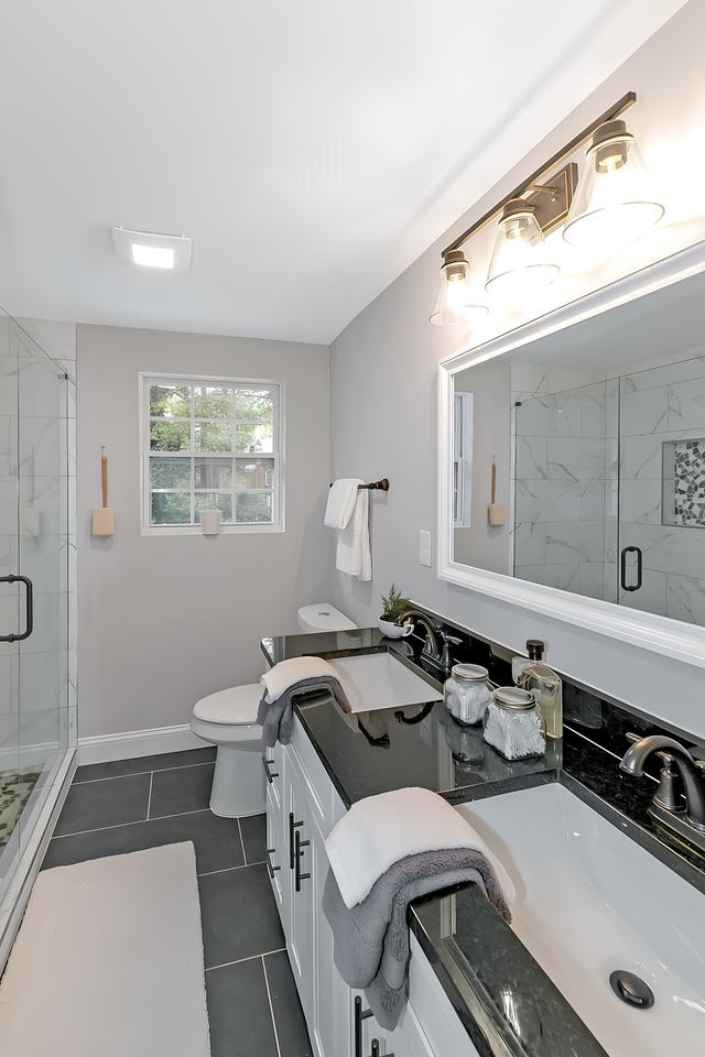 Bathroom(s)