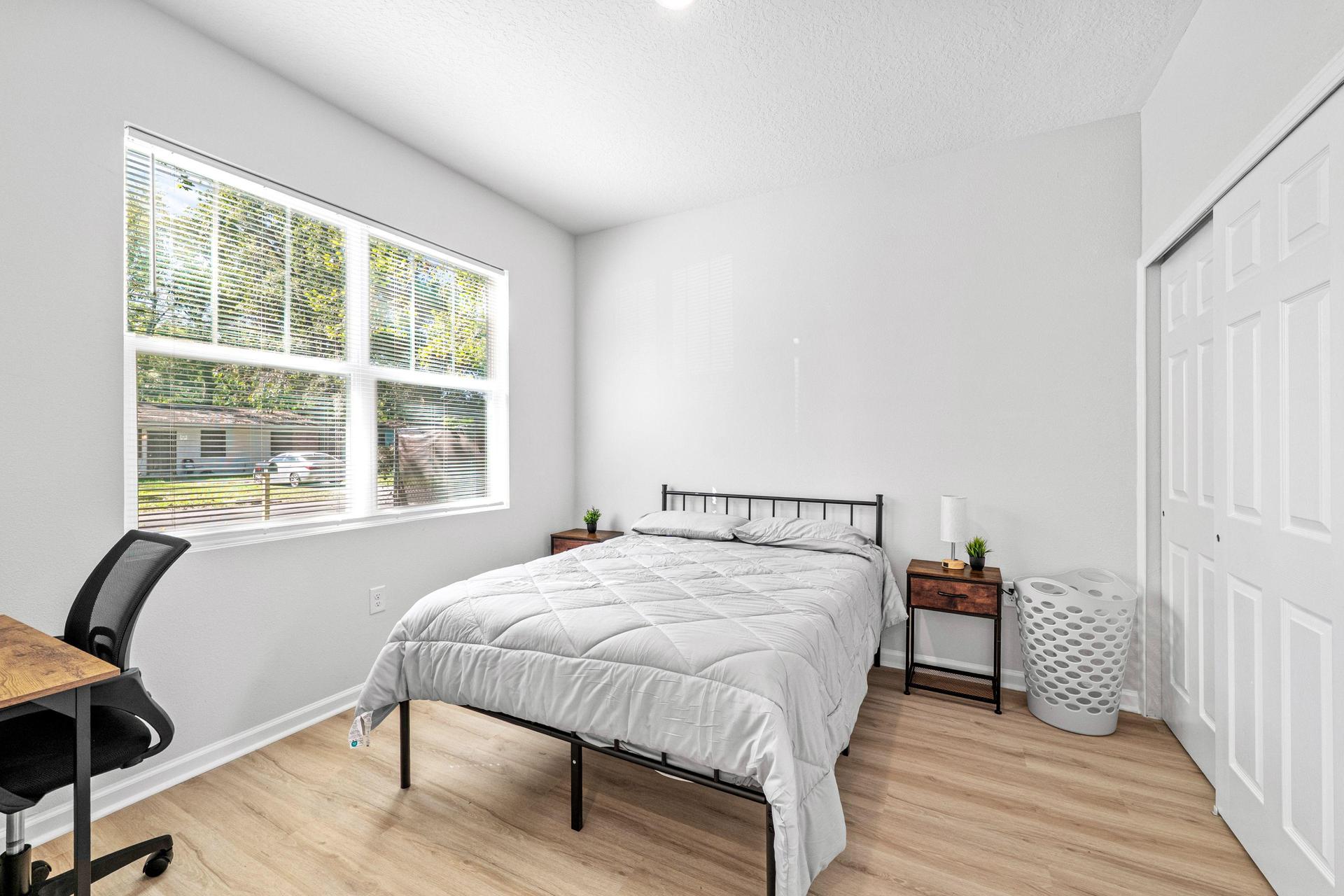 Full size bed with 2 nighstands, full length mirror, desk + chair, mini fridge & spacious closet. Private washroom in hallway