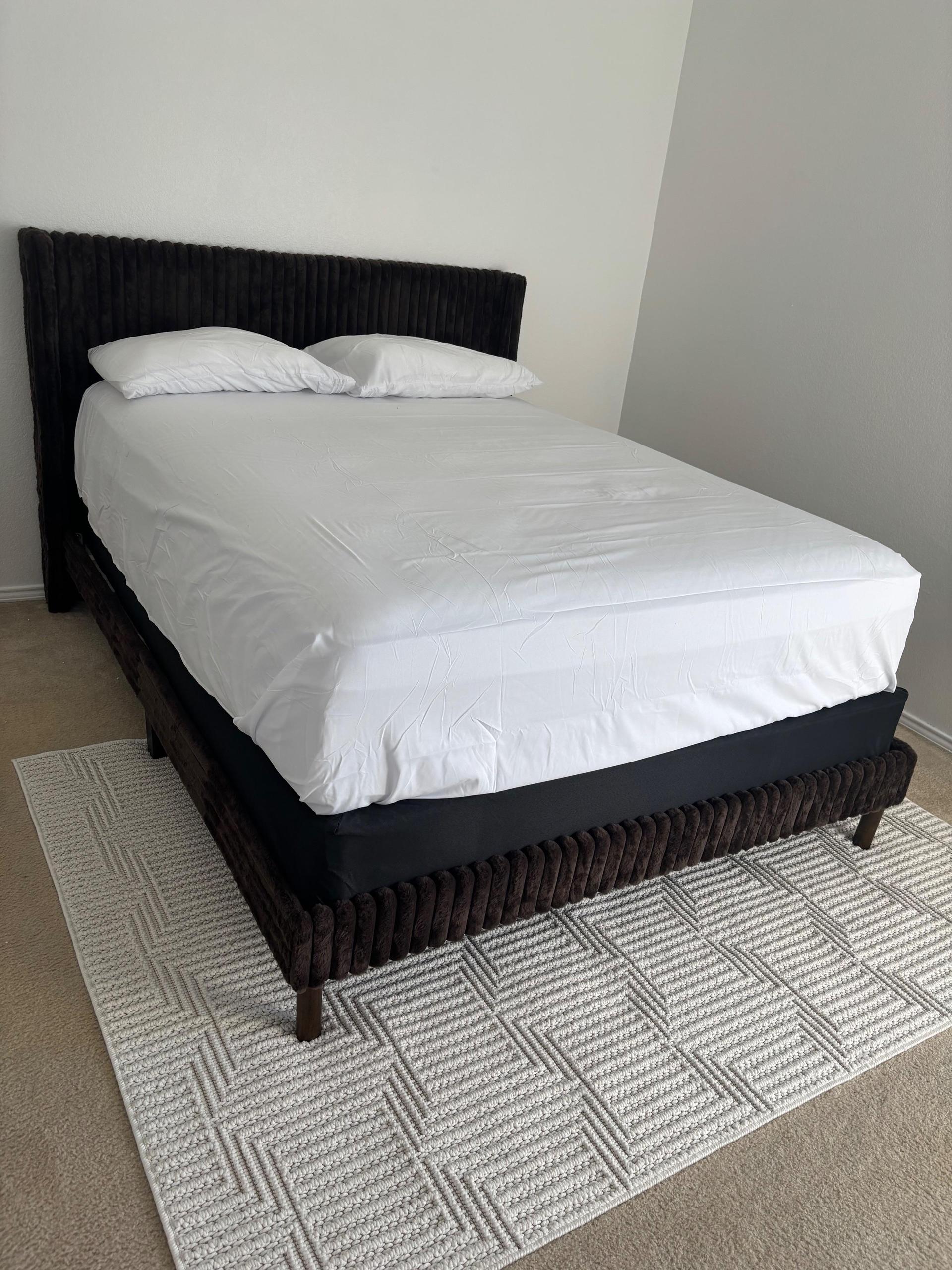 Queen bed in Bedroom 4