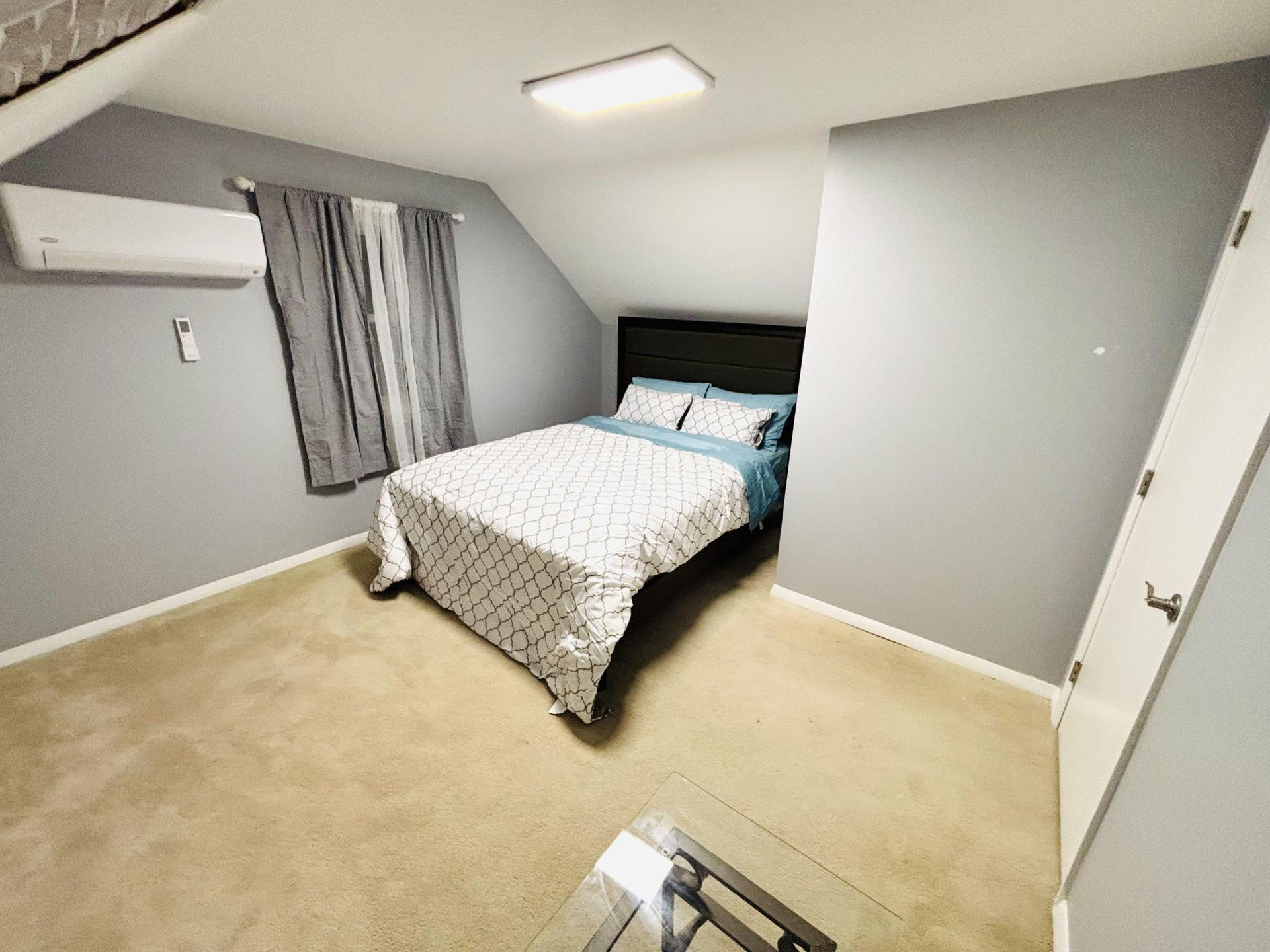 Room 4 with Queen Bed.