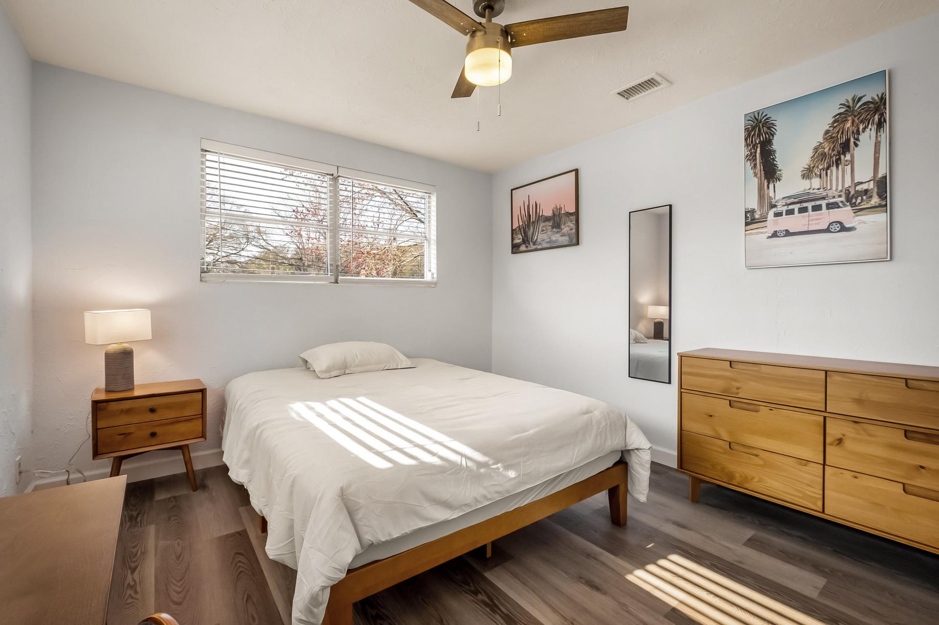 bedroom, detected:ceiling fan, bed, window blind