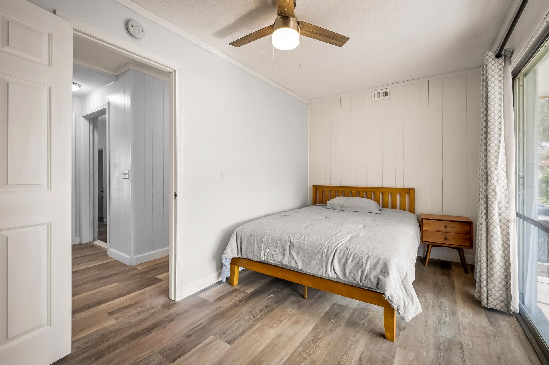 bedroom, detected:ceiling fan, bed, window blind