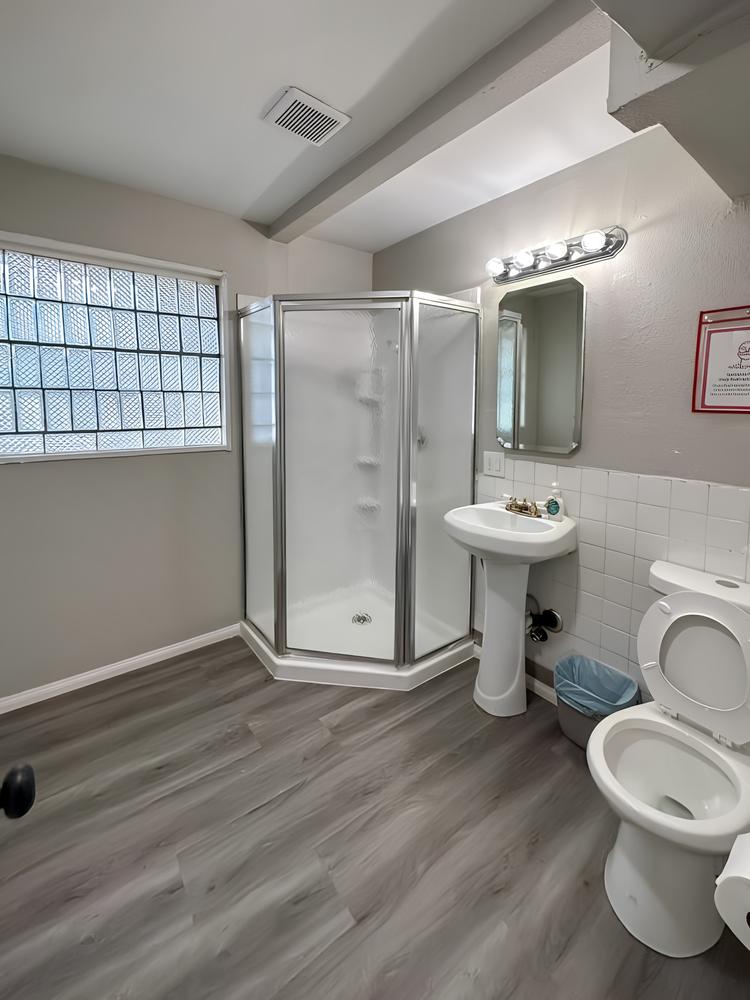 Bathroom(s)