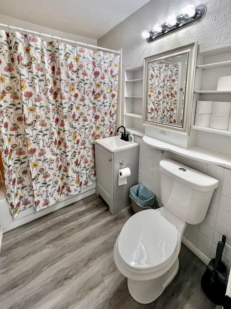 Bathroom(s)