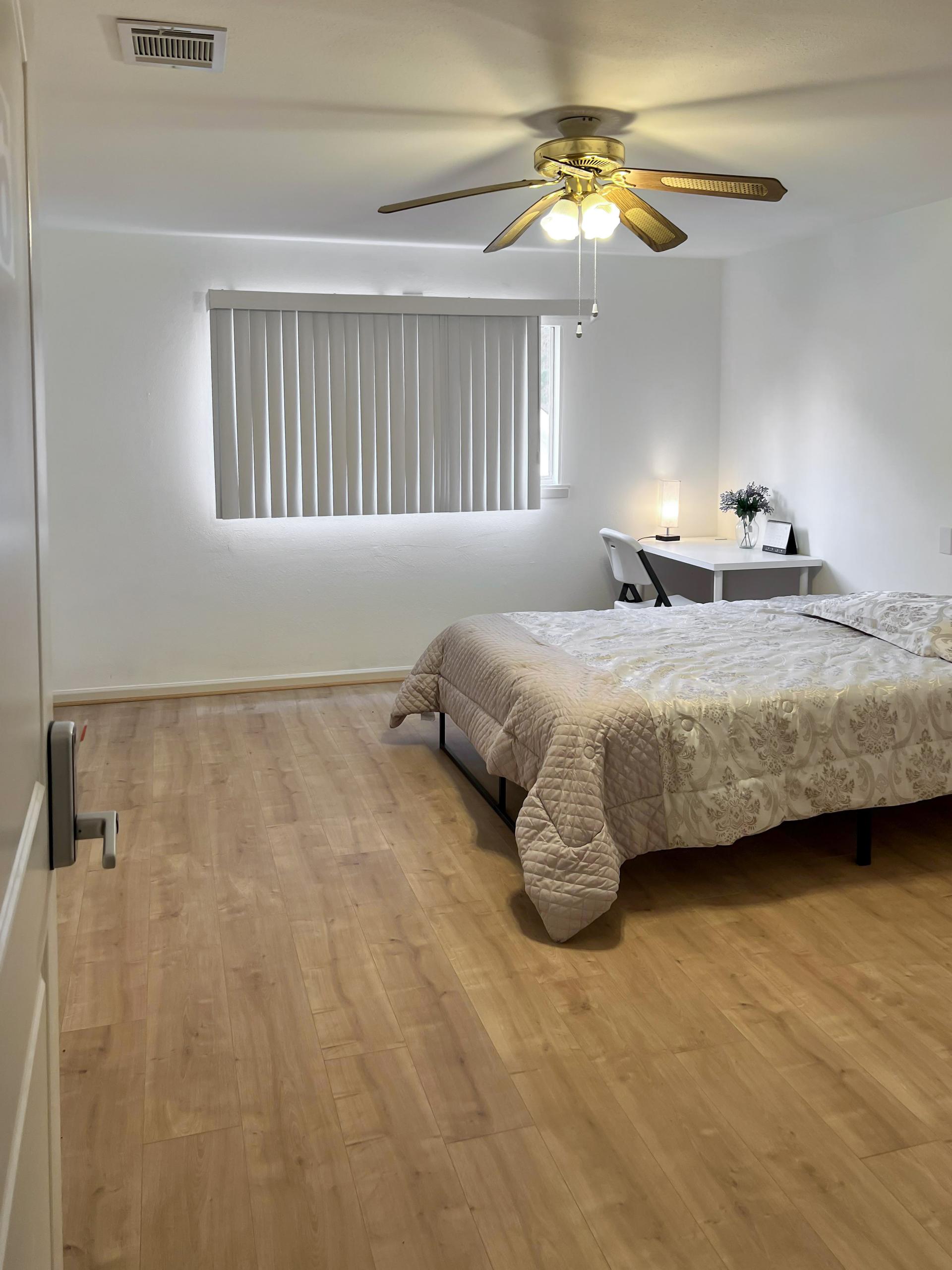 bedroom, detected:ceiling fan, bed, window blind