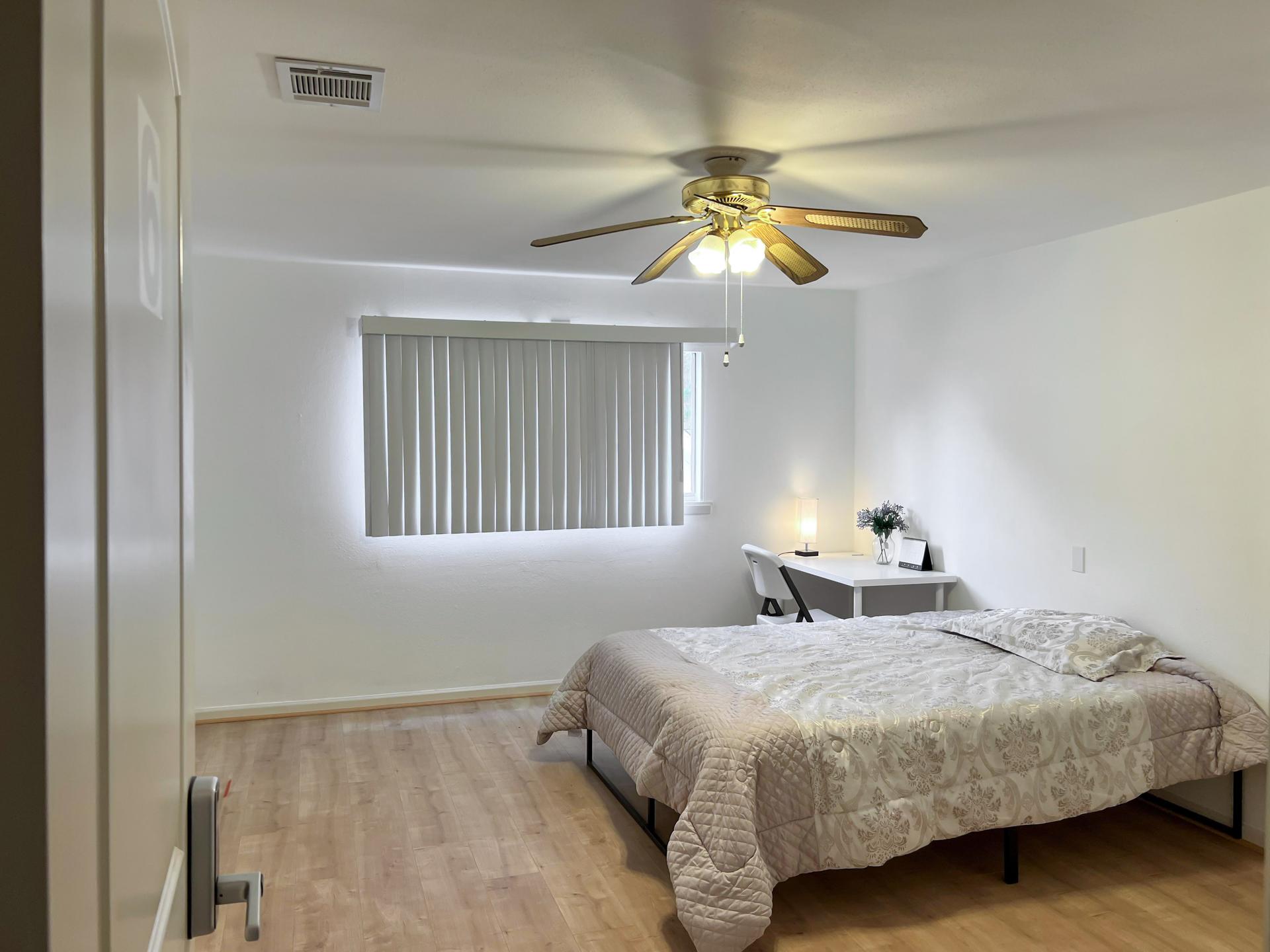bedroom, detected:ceiling fan, window blind, bed