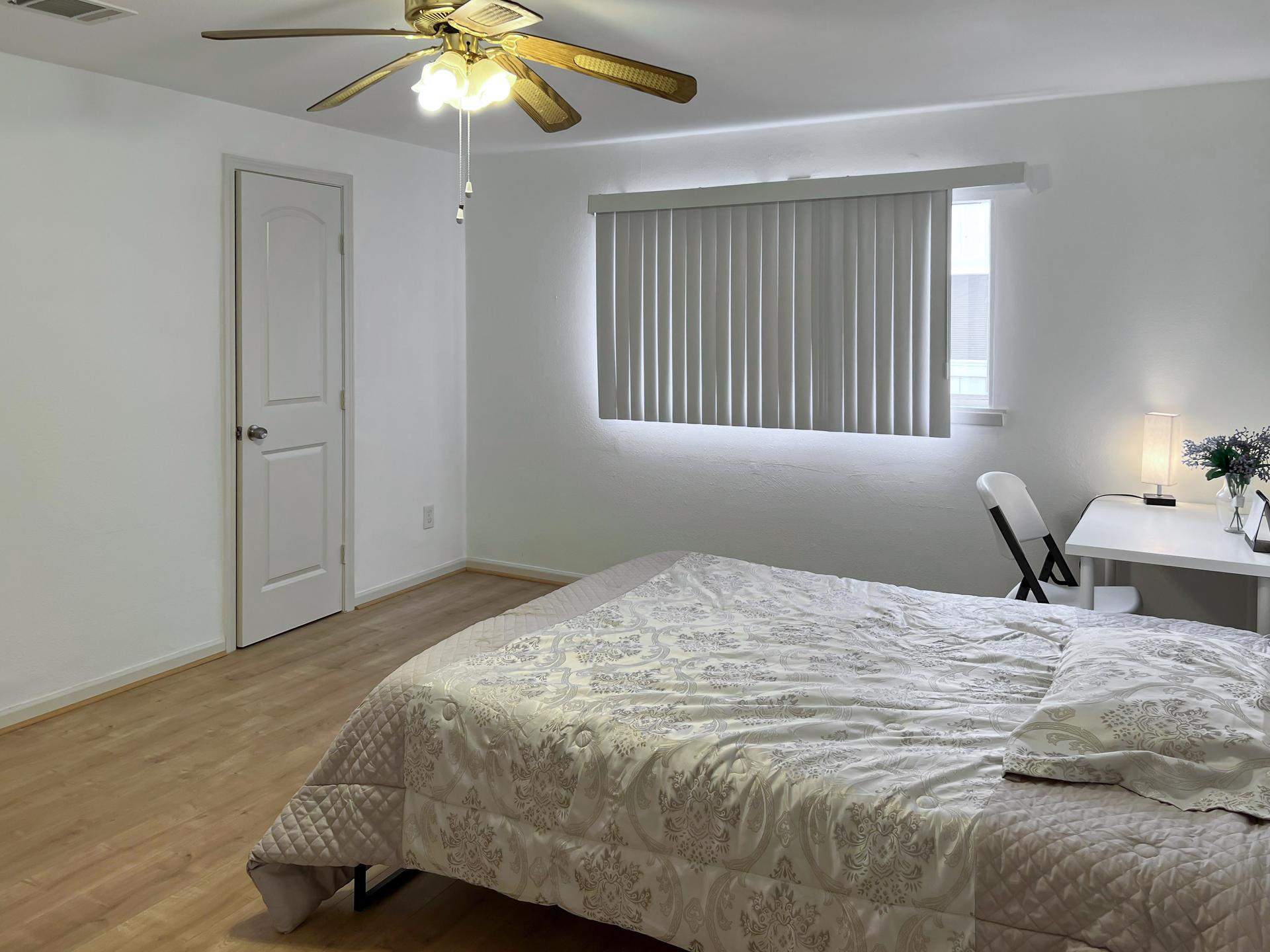 bedroom, detected:ceiling fan, window blind, bed