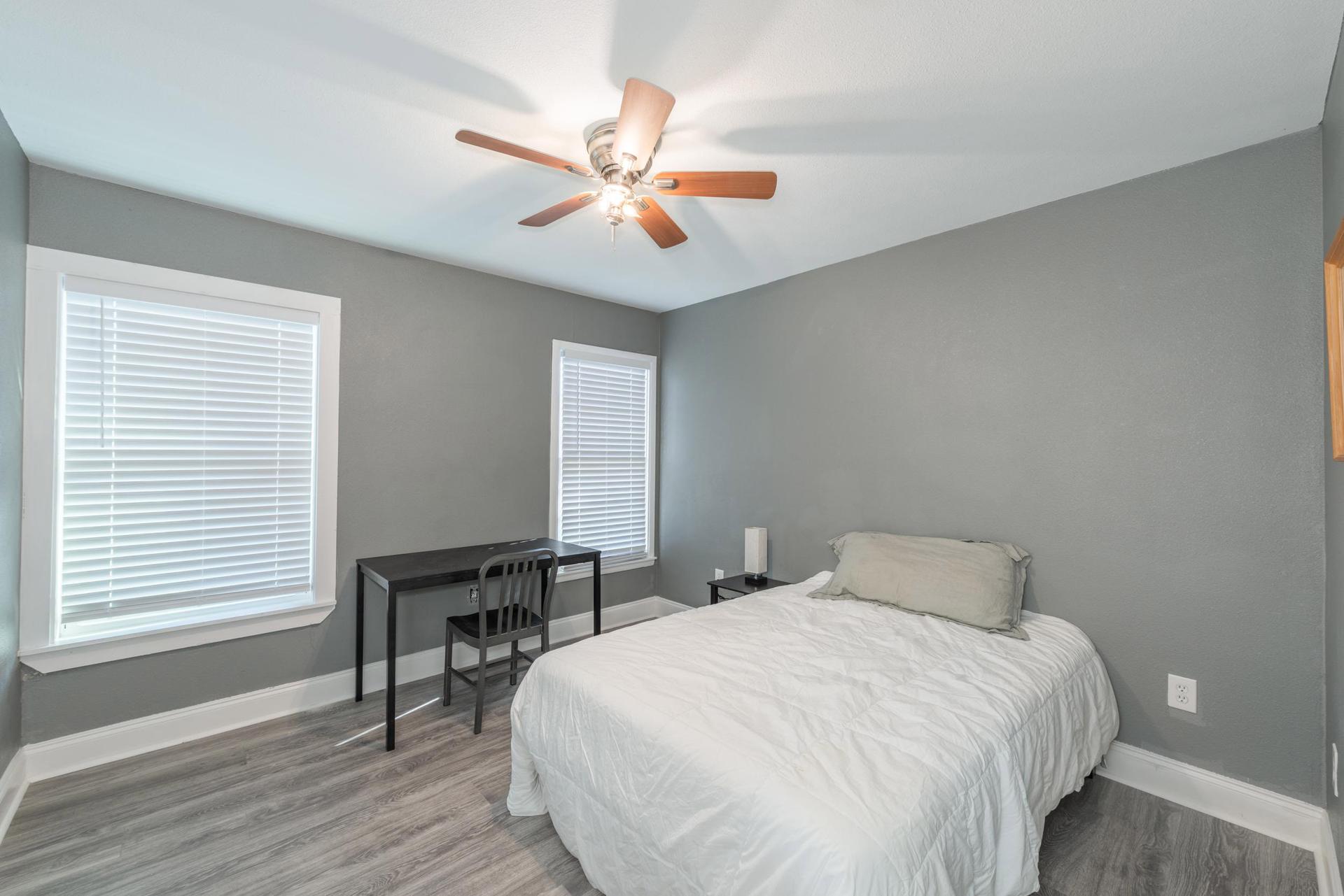 bedroom, detected:ceiling fan, window blind, bed