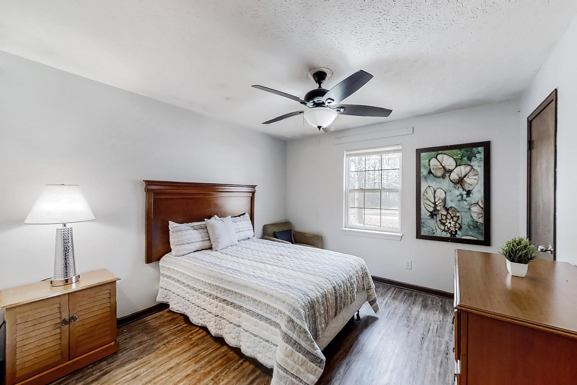 bedroom, detected:ceiling fan, bed, window blind