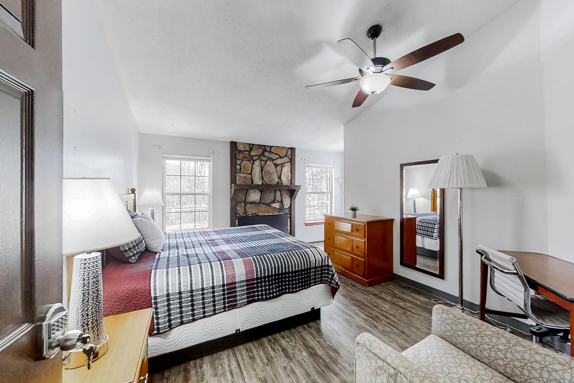 bedroom, detected:ceiling fan, bed, window blind