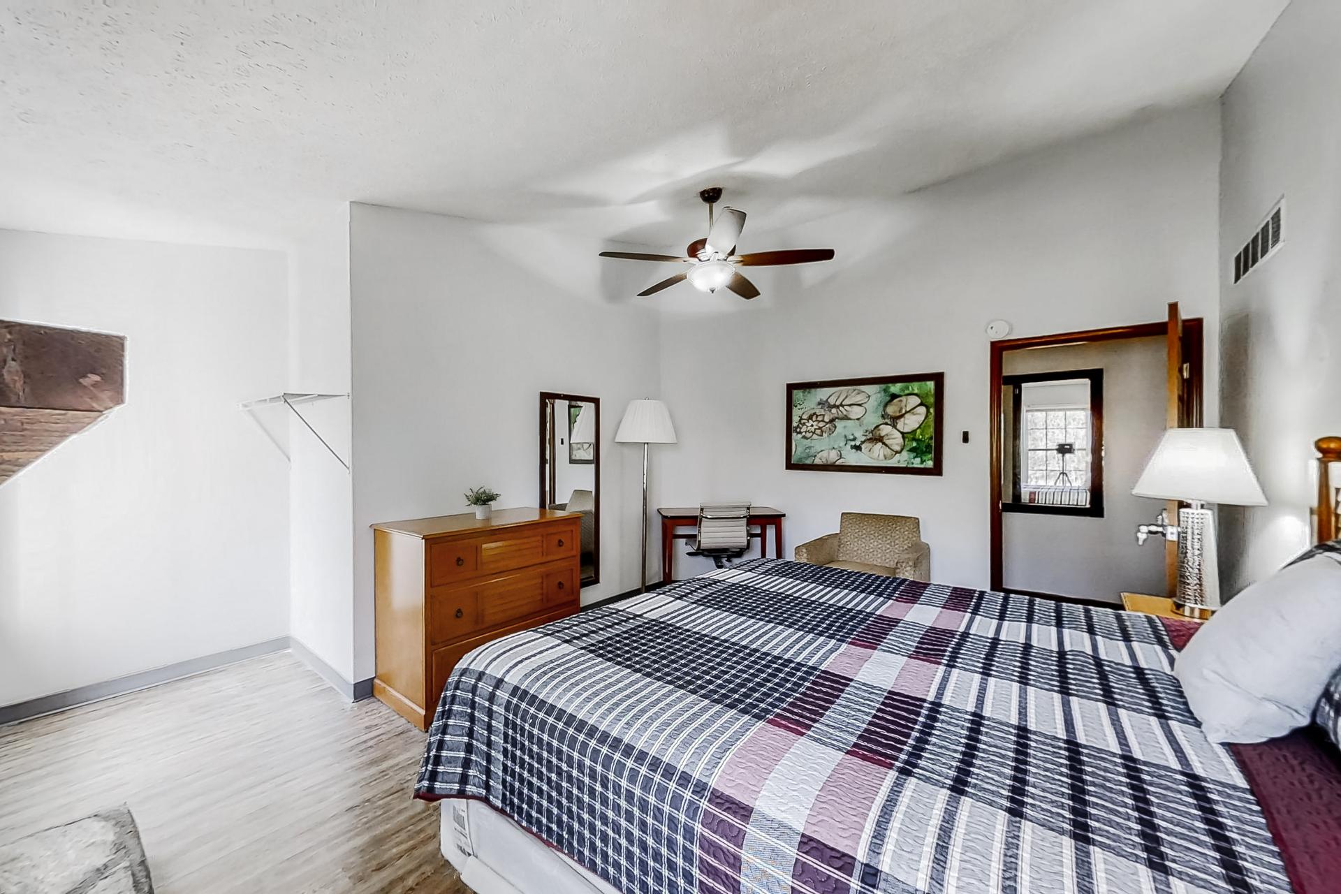 bedroom, detected:ceiling fan, bed