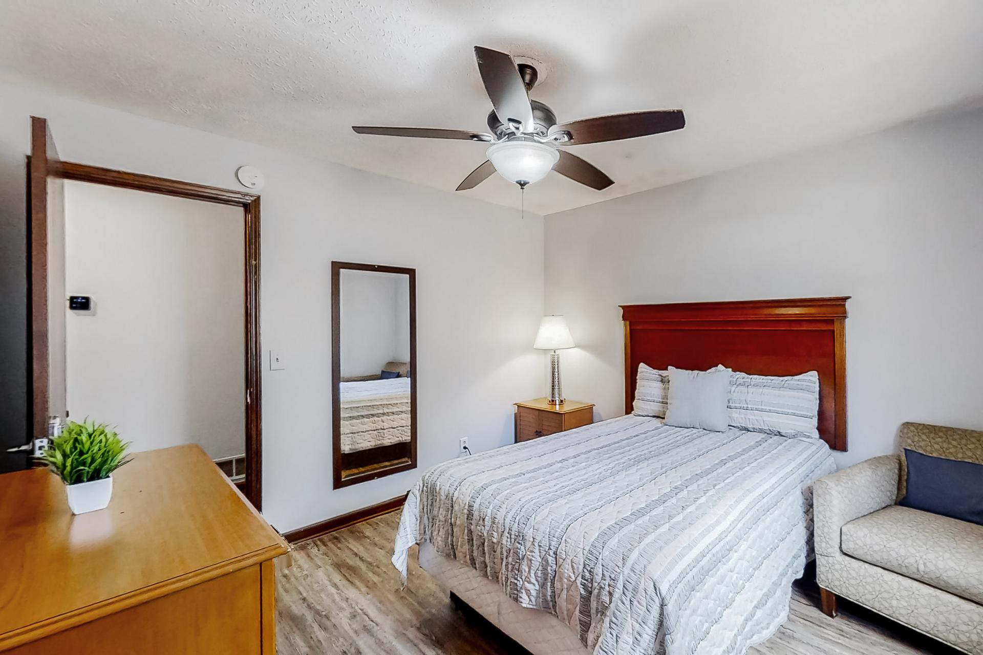 bedroom, detected:ceiling fan, bed, window blind