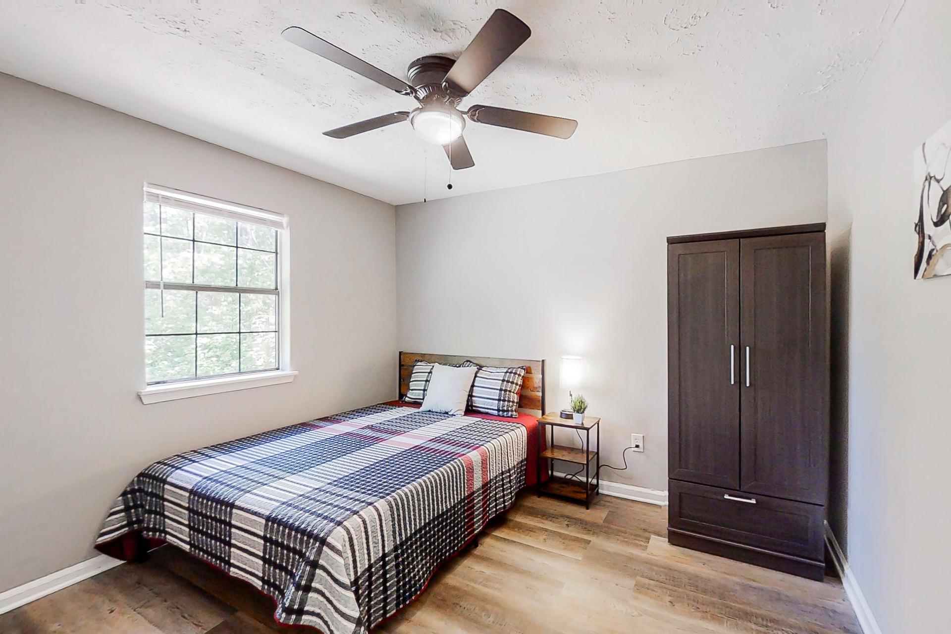 bedroom, detected:ceiling fan, window blind, bed