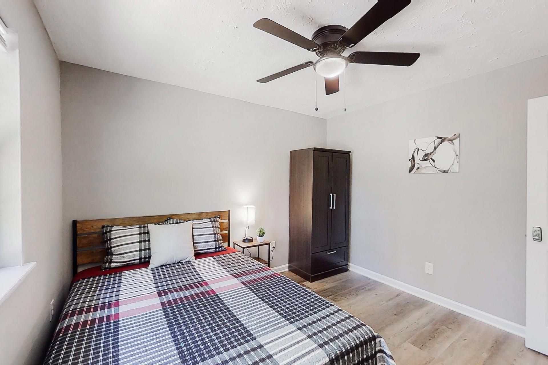 bedroom, detected:ceiling fan, bed, window blind