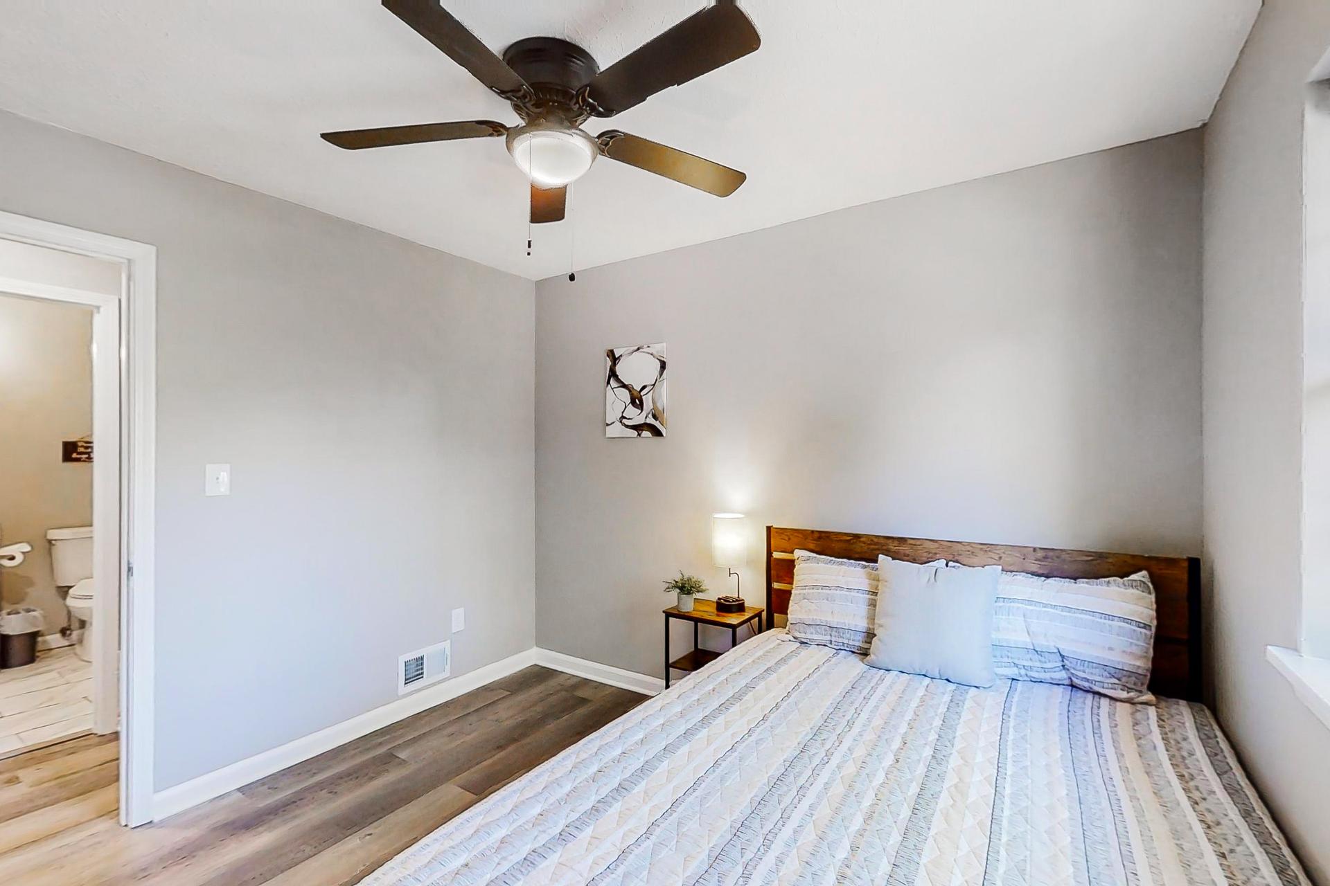 bedroom, detected:ceiling fan, window blind, bed