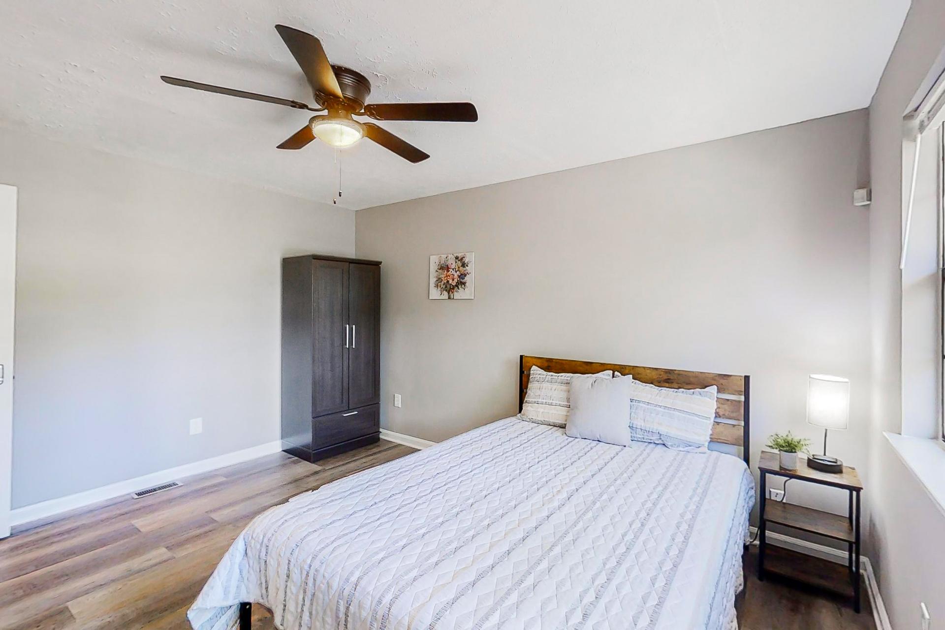 bedroom, detected:ceiling fan, bed, window blind