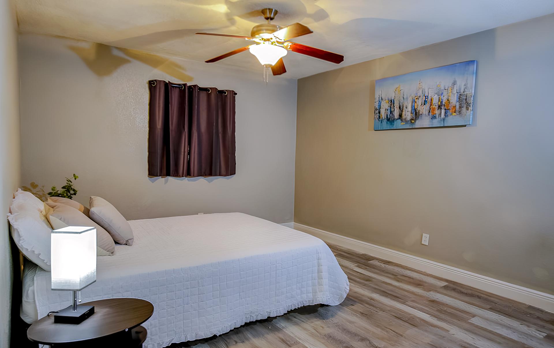 bedroom, detected:ceiling fan, window blind, bed