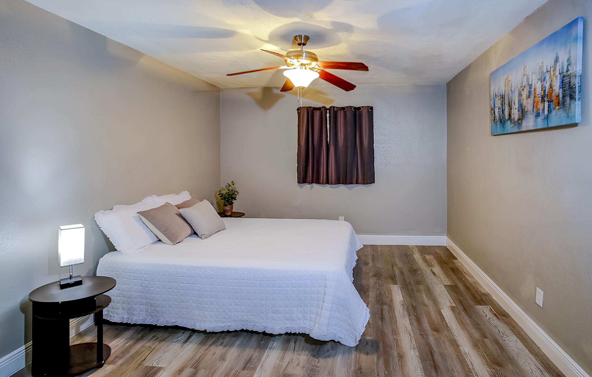 bedroom, detected:ceiling fan, bed, window blind