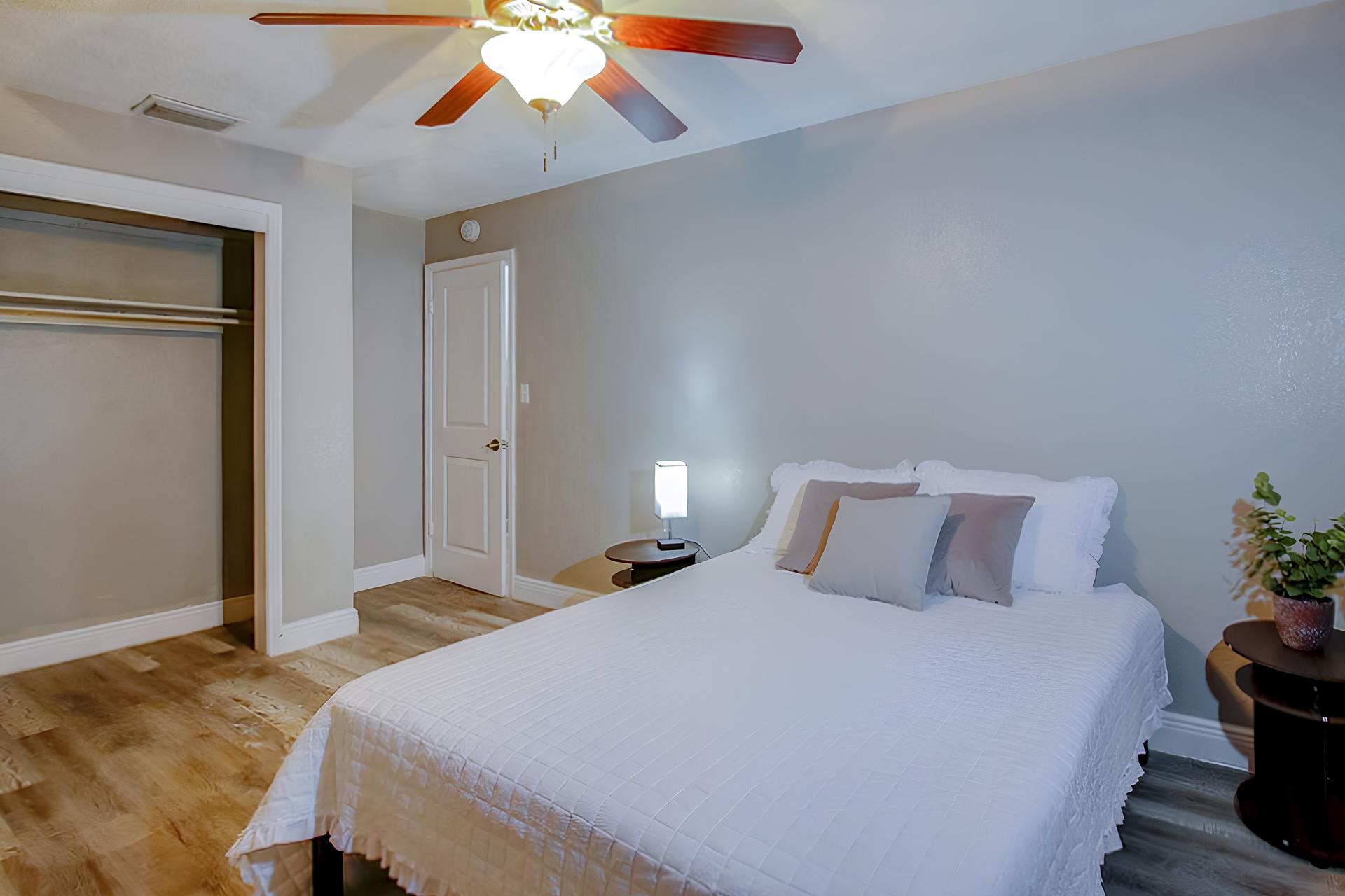 bedroom, detected:ceiling fan, bed, window blind