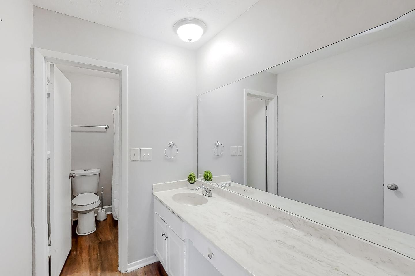 Bathroom(s)