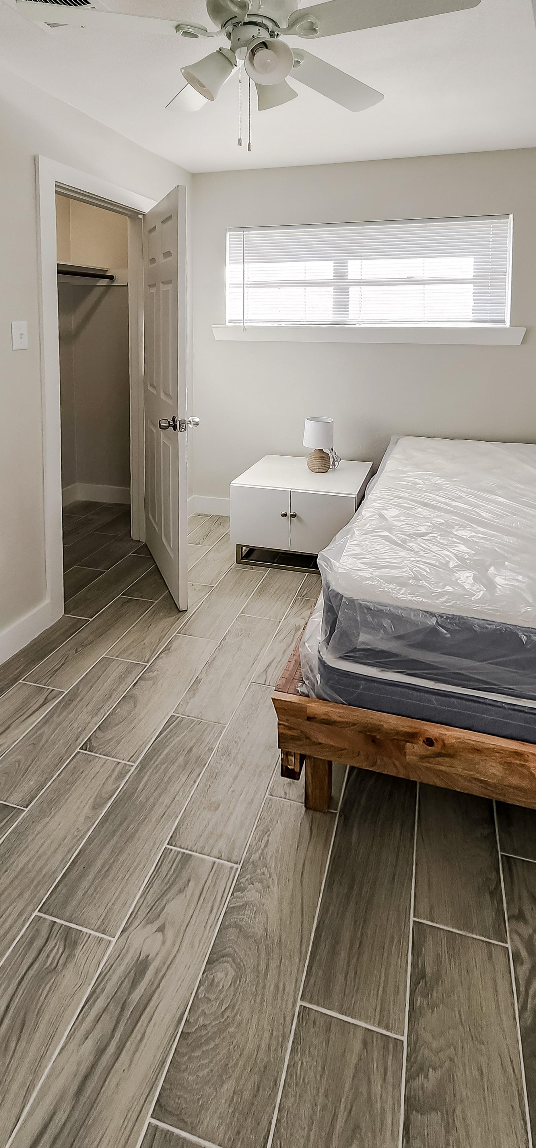 bedroom, detected:ceiling fan, bed, window blind