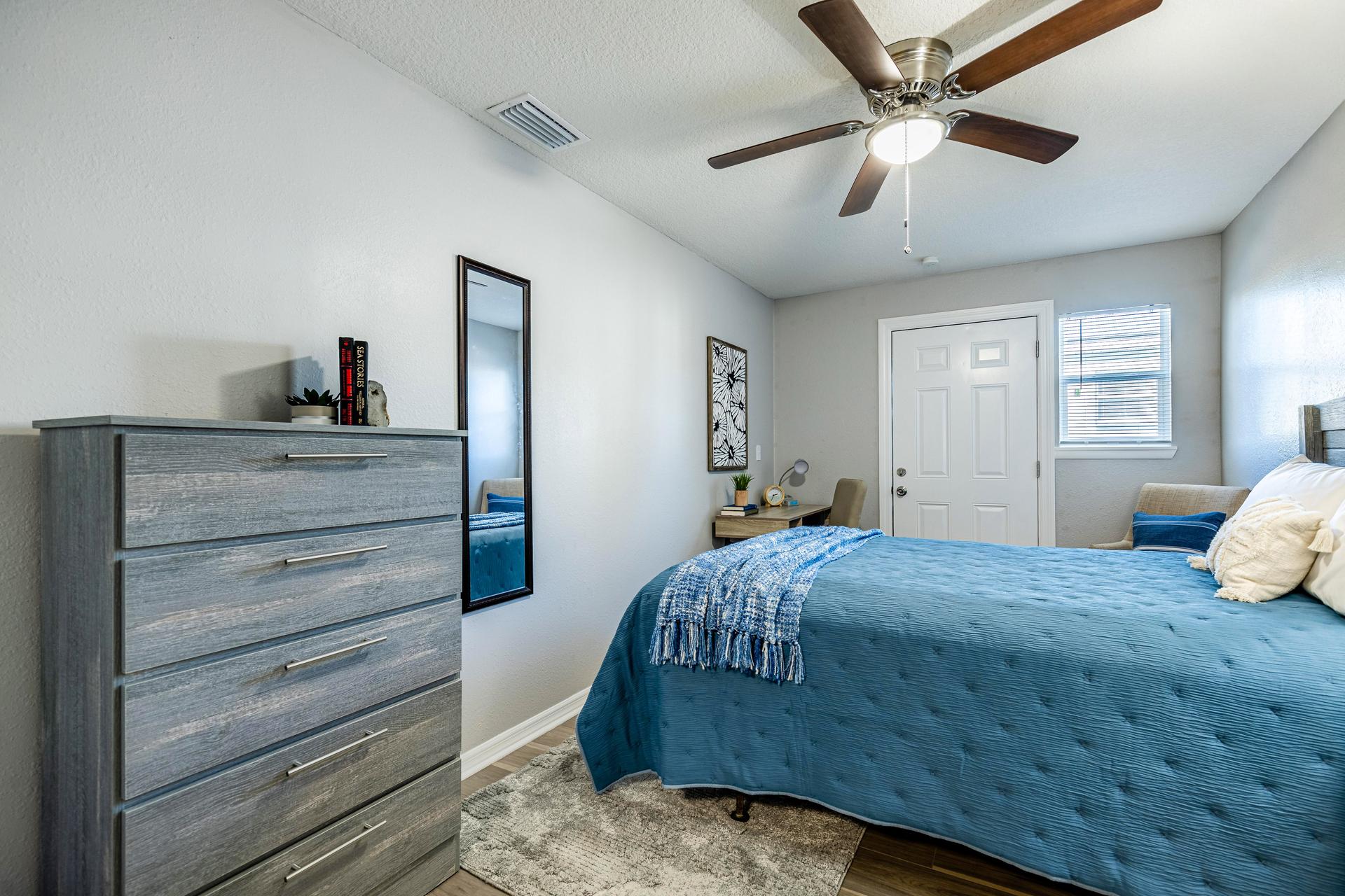 bedroom, detected:ceiling fan, bed, window blind