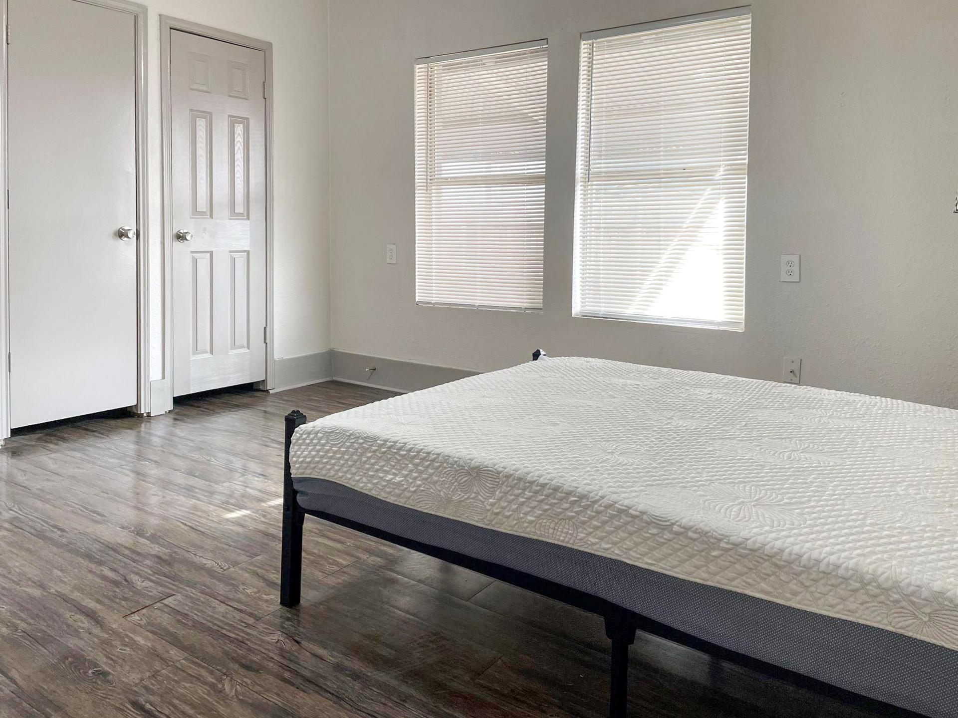 bedroom, detected:window blind, bed