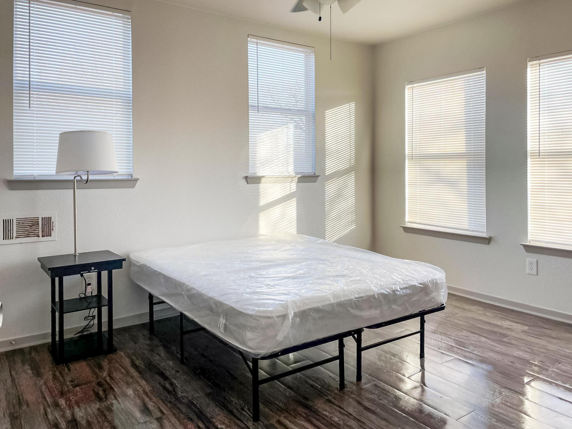 bedroom, detected:window blind, ceiling fan, bed