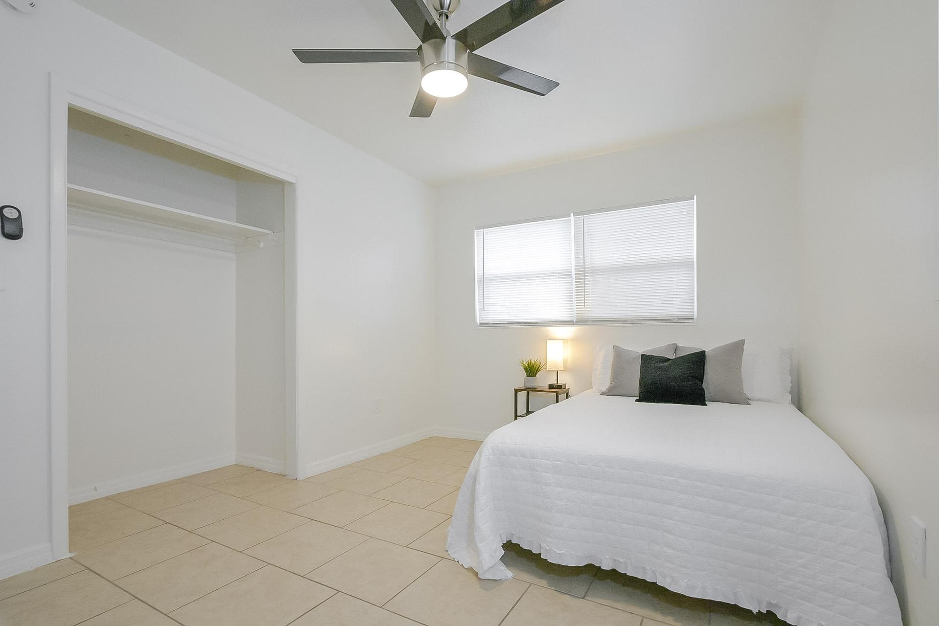 bedroom, detected:ceiling fan, window blind, bed