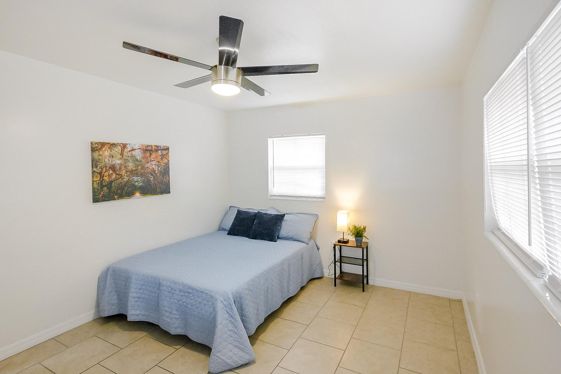 bedroom, detected:window blind, ceiling fan, bed