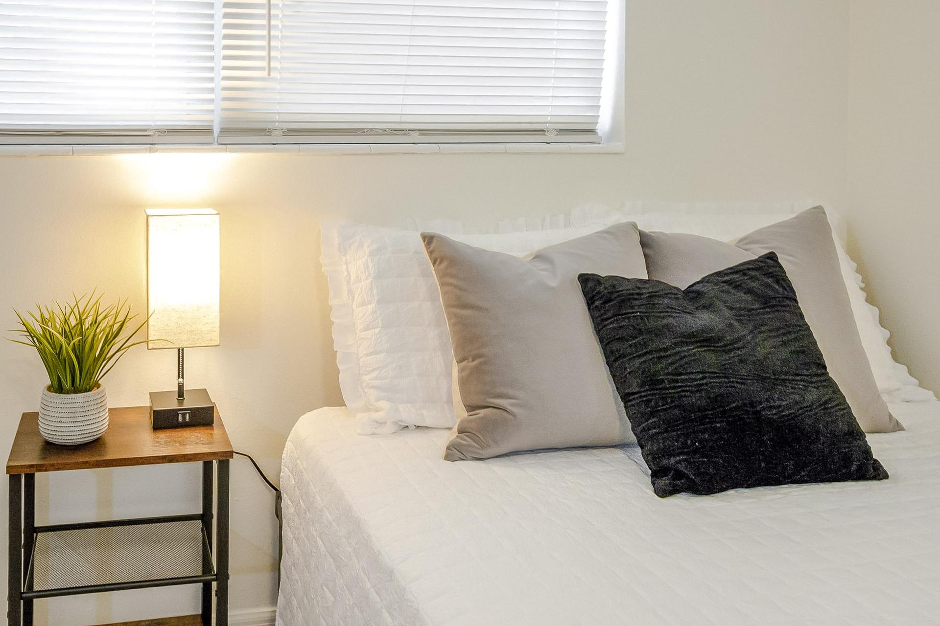 bedroom, detected:window blind, bed