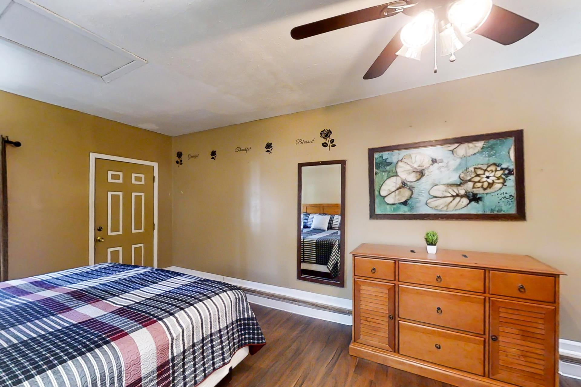 bedroom, detected:ceiling fan, bed