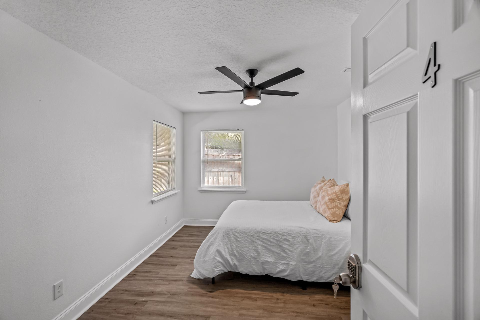 bedroom, detected:ceiling fan, bed, window blind