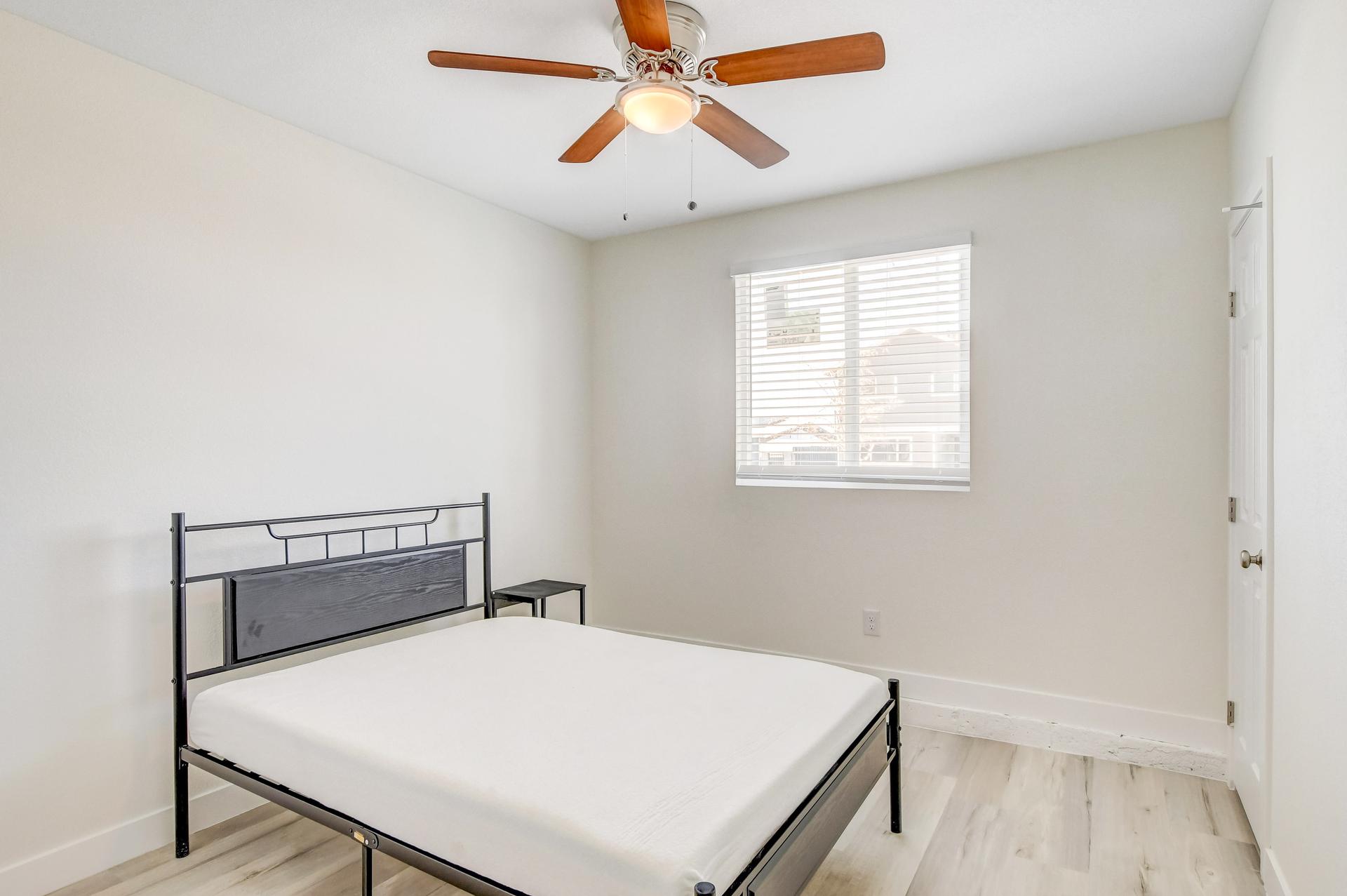 bedroom, detected:ceiling fan, window blind, bed