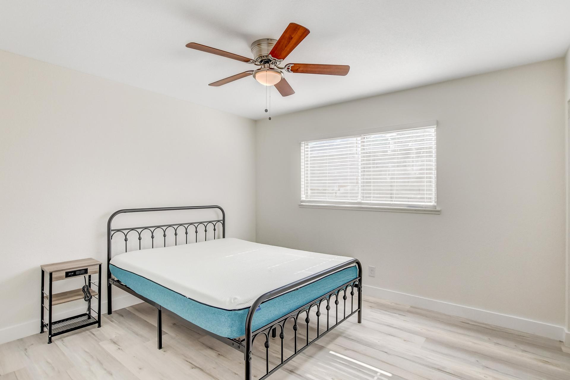 bedroom, detected:ceiling fan, window blind, bed