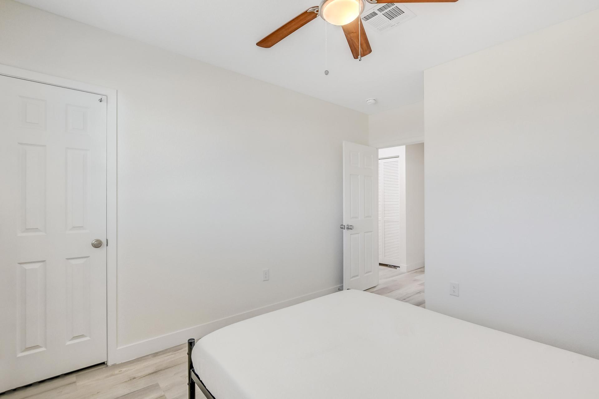 bedroom, detected:ceiling fan, bed, window blind