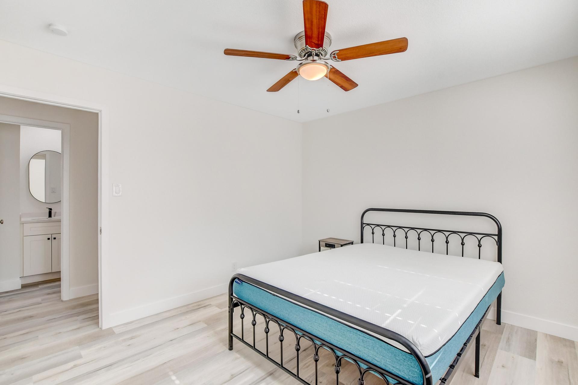 bedroom, detected:ceiling fan, window blind, bed