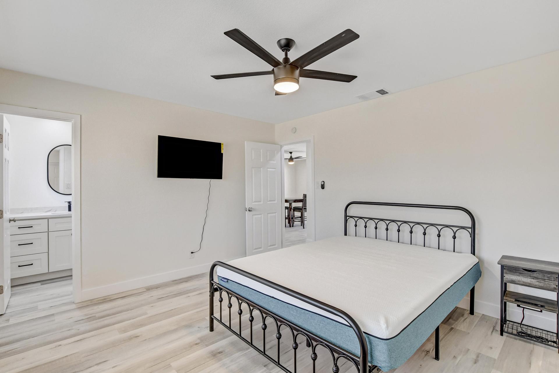 bedroom, detected:ceiling fan, window blind, bed