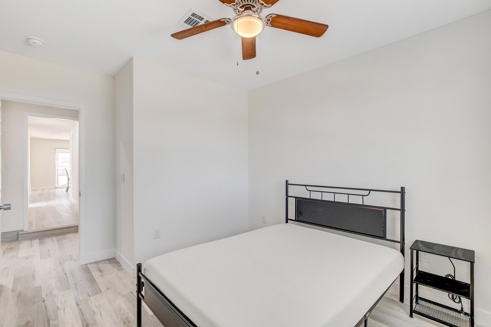 bedroom, detected:ceiling fan, bed, window blind