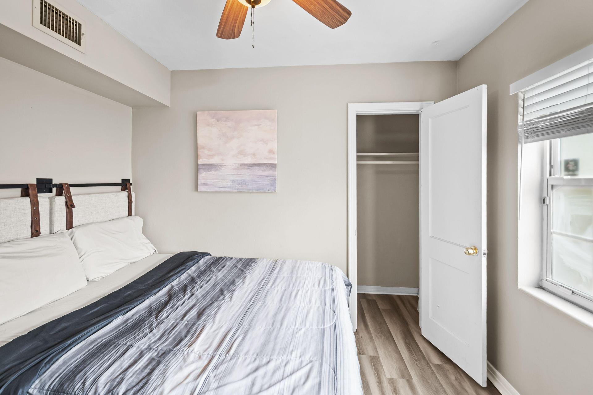 Queen bed with large closet, desk & TV