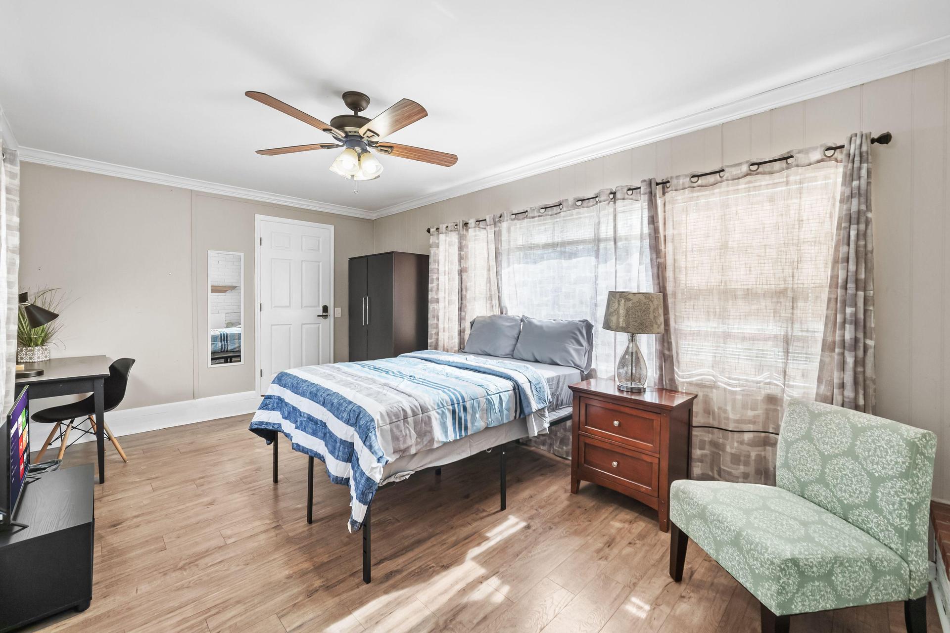 Private entrance !!! - large room with  full bed, desk & chair, TV and wardrobe