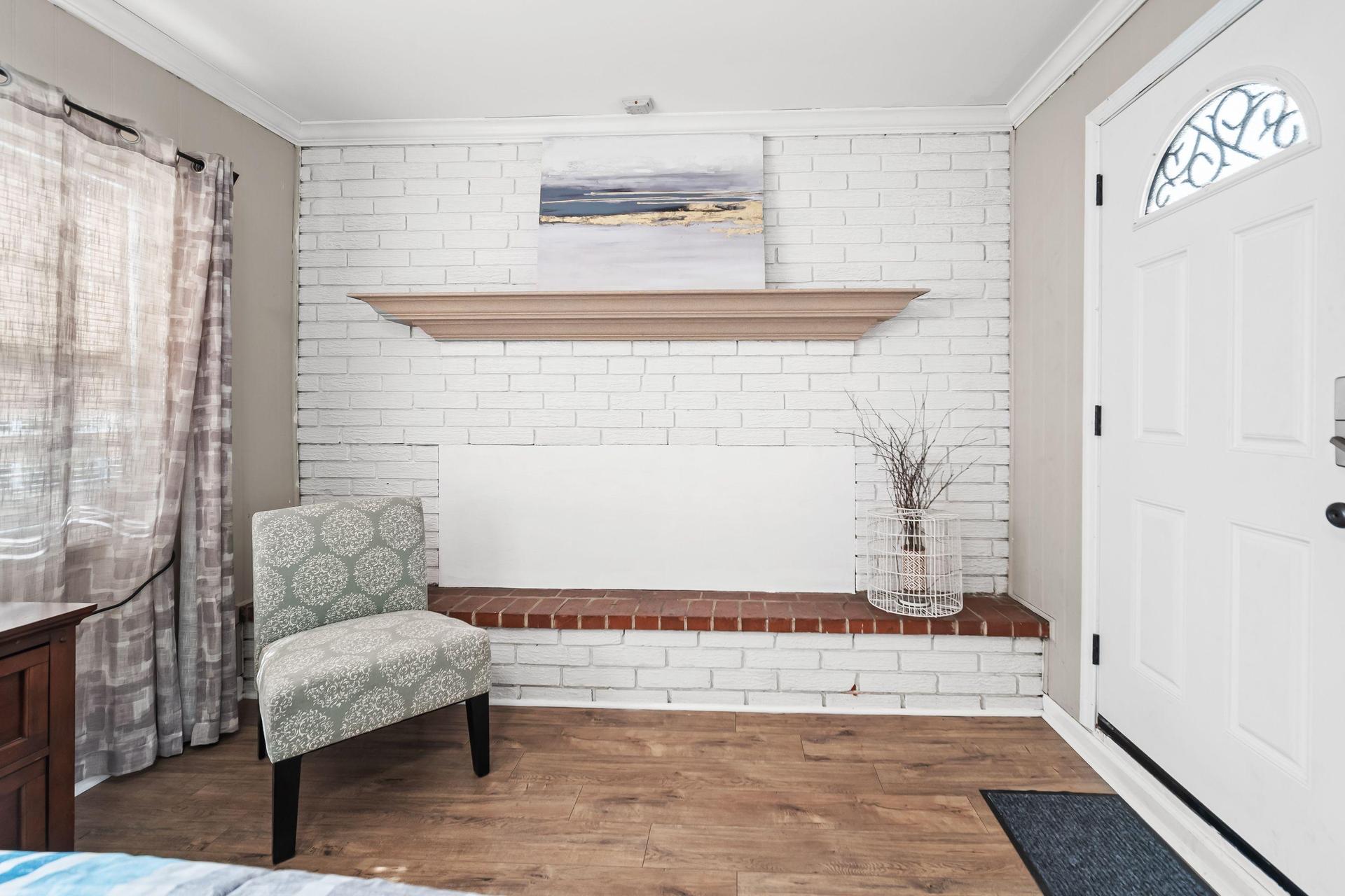 Private entrance !!! - large room with  full bed, desk & chair, TV and wardrobe