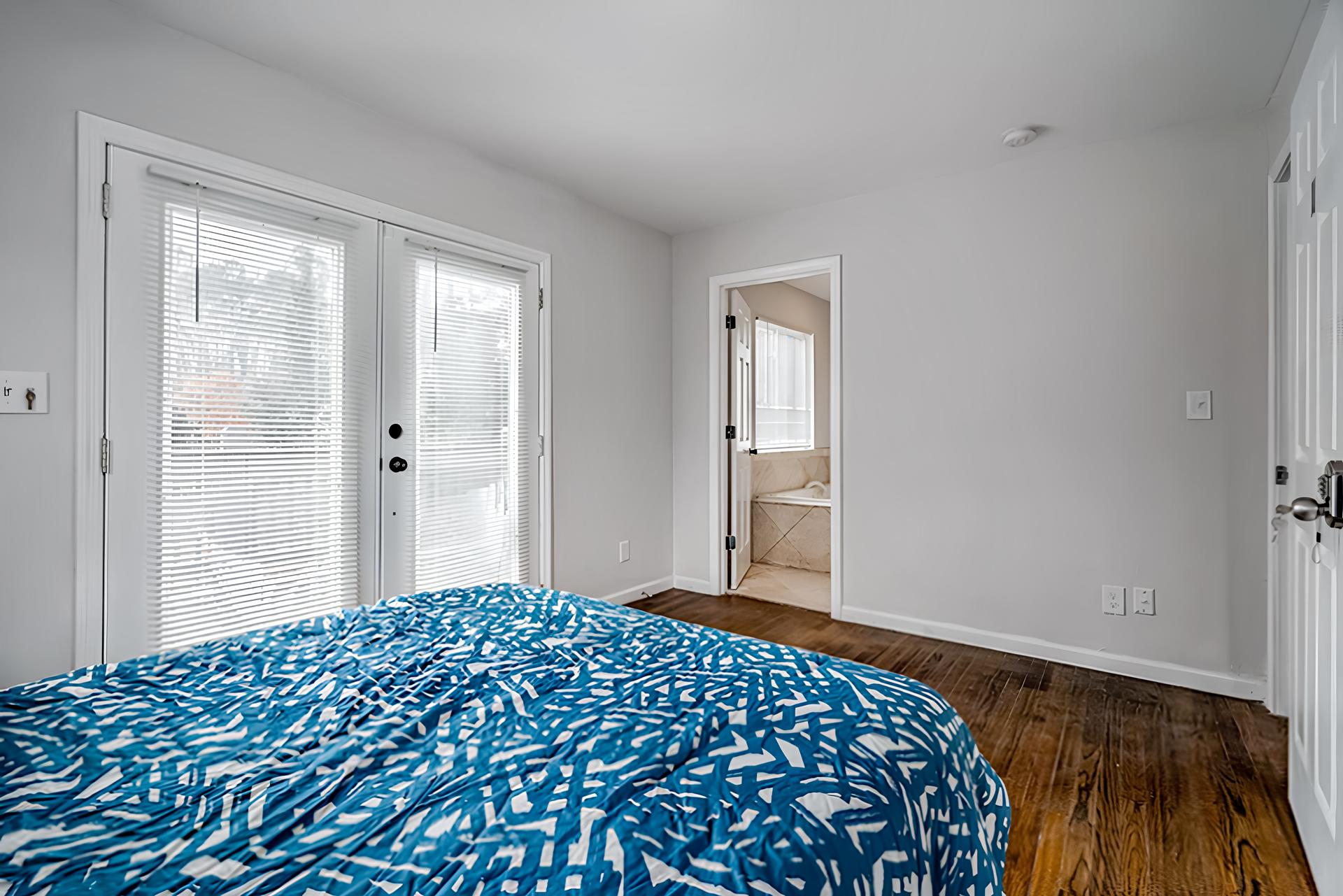 bedroom, detected:window blind, bed